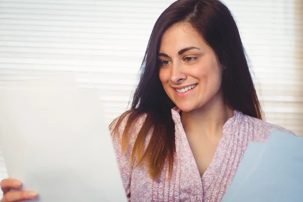 Mooie brunette lezen van documenten — Stockfoto