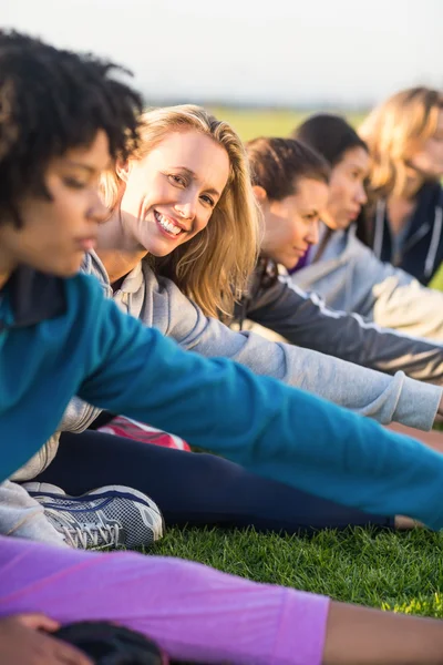 Blonde étirement pendant le cours de fitness — Photo