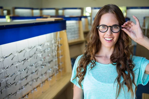 Mooie vrouw winkelen voor nieuwe bril — Stockfoto