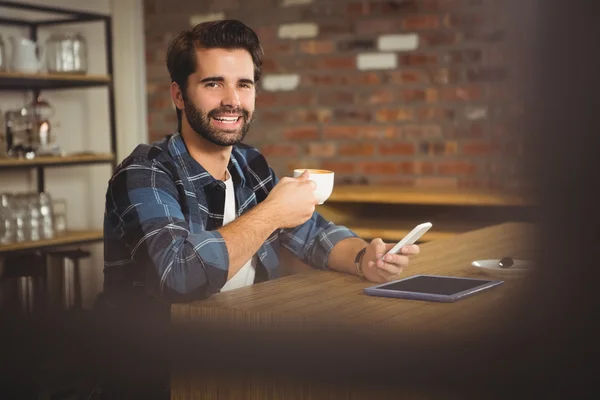 Ung student använda sin smartphone — Stockfoto