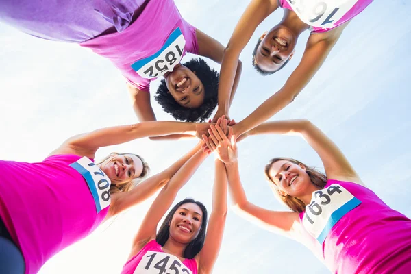 Бегуны, поддерживающие марафон рака груди — стоковое фото