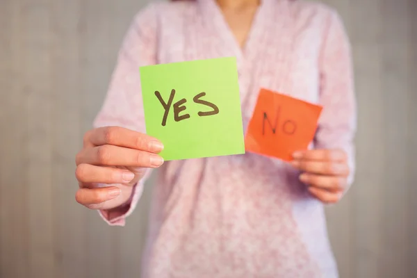 Woman holding yes and no cards — Stock Photo, Image