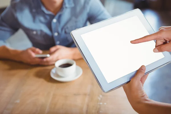 Leende servitris med hjälp av TabletPC Stockbild