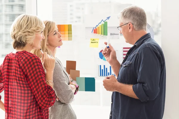 Un team di lavoro attento che spiega i diagrammi di flusso — Foto Stock