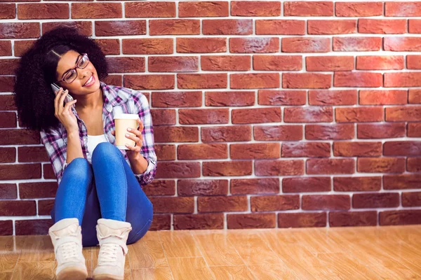 Aantrekkelijke hipster zitten en bellen met smartphone — Stockfoto