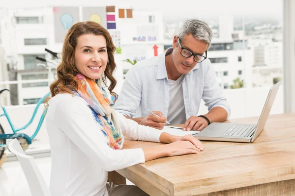 Designerin vor ihrem Arbeitskollegen — Stockfoto