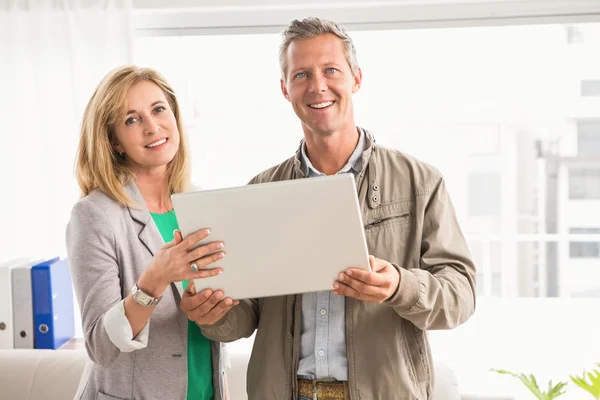 Colegas de negócios casuais com laptop — Fotografia de Stock