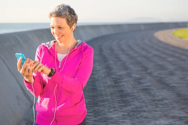 Kobieta, muzyce i trzymając telefon — Zdjęcie stockowe