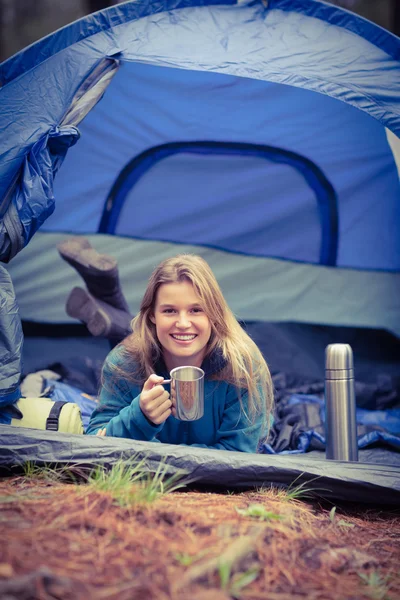 Bella escursionista sdraiato in una tenda — Foto Stock