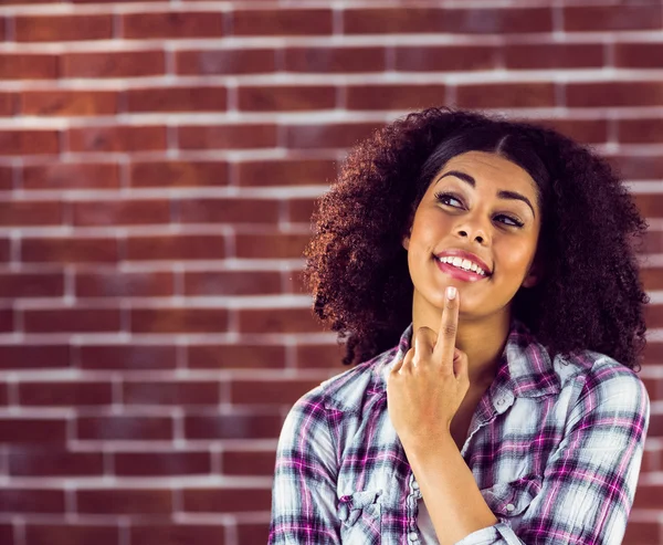 Vrouw die lacht en dagdromen — Stockfoto