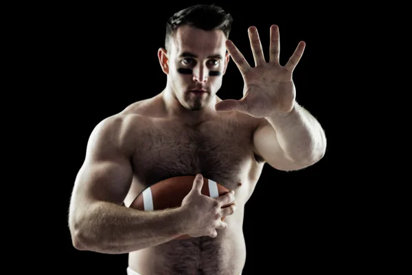 Gömleksiz Amerikan futbolu oyuncusu topu ile — Stok fotoğraf