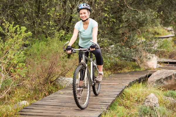 彼女の自転車をサイクリング女性に適合します。 — ストック写真