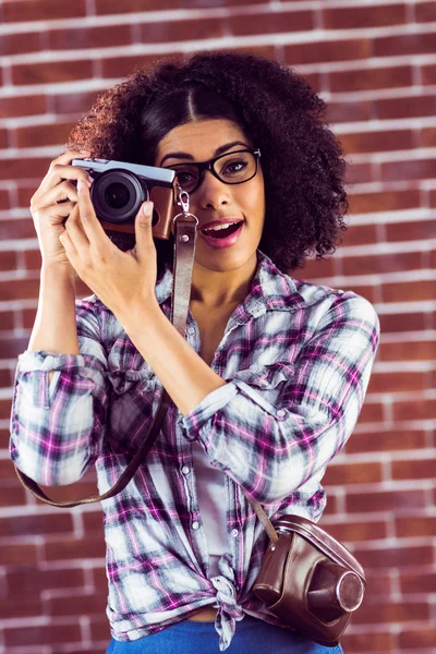 Hipster photographing with camera — Stock Photo, Image