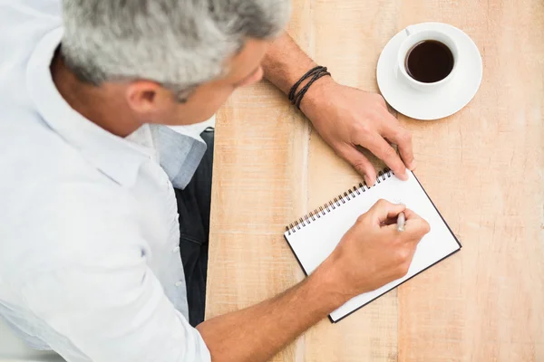 Casual empresário escrevendo no bloco de notas — Fotografia de Stock