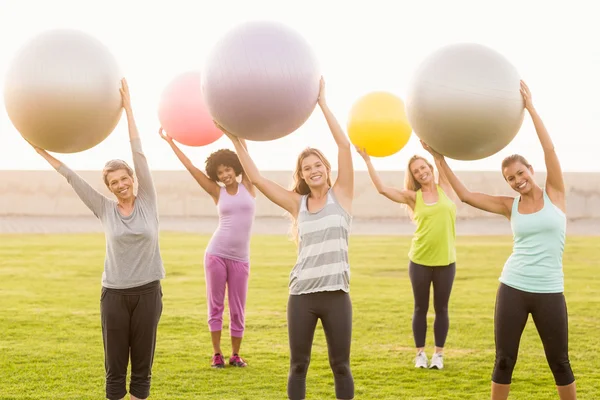 Mujeres haciendo ejercicio con bolas de ejercicio — Foto de Stock