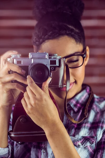 Junger Hipster beim Fotografieren — Stockfoto