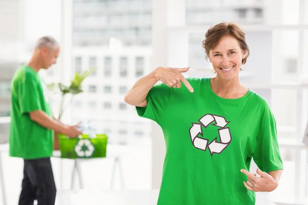 Vrouw toont haar recycling shirt — Stockfoto