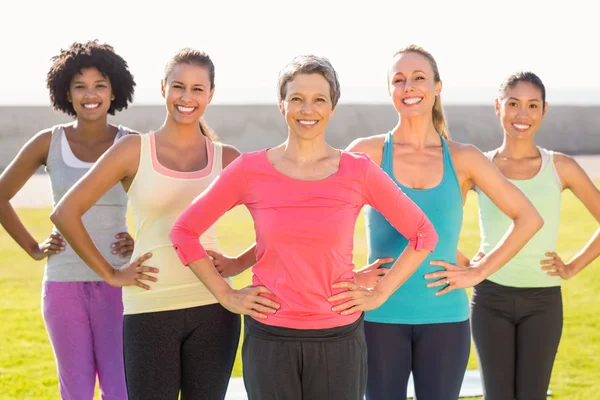 Mujeres con manos en las caderas — Foto de Stock