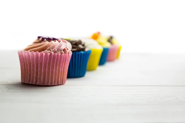 Deliciosos cupcakes em uma mesa — Fotografia de Stock