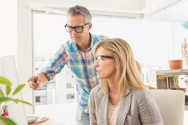 Diseñador informar a su colega — Foto de Stock