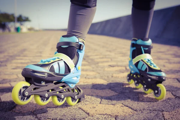 Mulher vestindo patins em linha — Fotografia de Stock