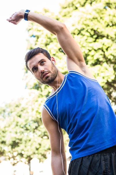 Stattliche Athletin dehnt sich — Stockfoto