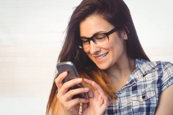 Hipster met behulp van haar telefoon — Stockfoto