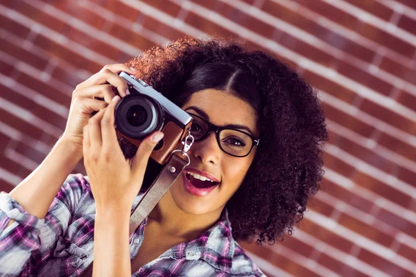 Attraktives Hipster-Fotografieren mit der Kamera — Stockfoto