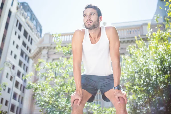 Müde schöne athletische Ruhe — Stockfoto