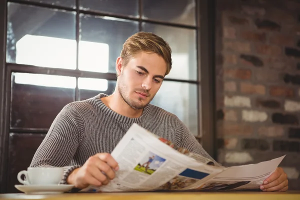 Man kopp kaffe och läsa tidningen — Stockfoto