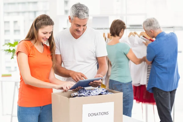 Uomini d'affari occasionali che selezionano donazioni — Foto Stock