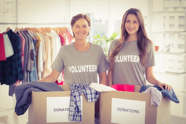 Kvinnliga företagare med donation lådor — Stockfoto