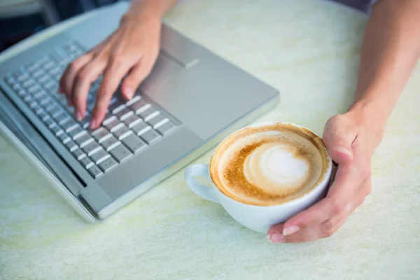 Mulher usando laptop — Fotografia de Stock