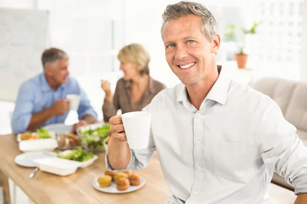 Affärsman med kopp kaffe — Stockfoto