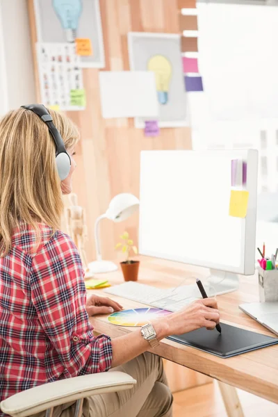 Diseñador casual trabajando con digitalizador — Foto de Stock