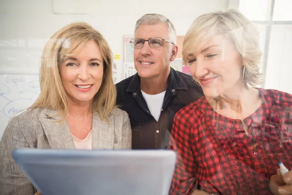 Lachende zakelijke team werken — Stockfoto