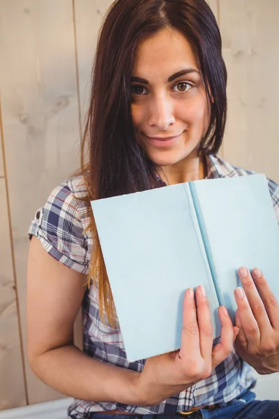 Hipster lettura libro blu — Foto Stock