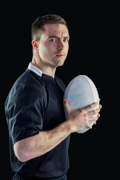 Jogador de rugby segurando uma bola de rugby — Fotografia de Stock