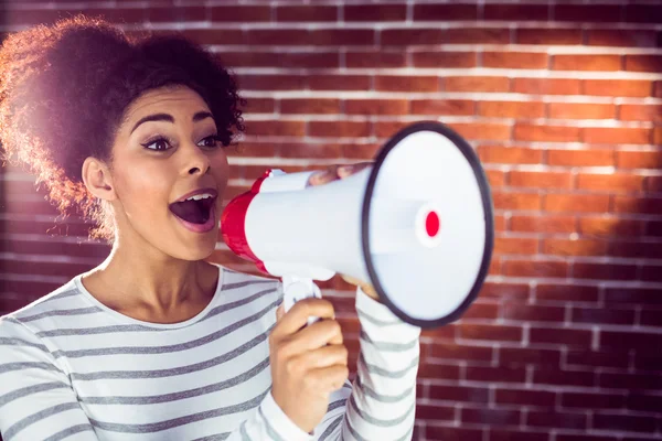 Mulher usando seu megafone — Fotografia de Stock