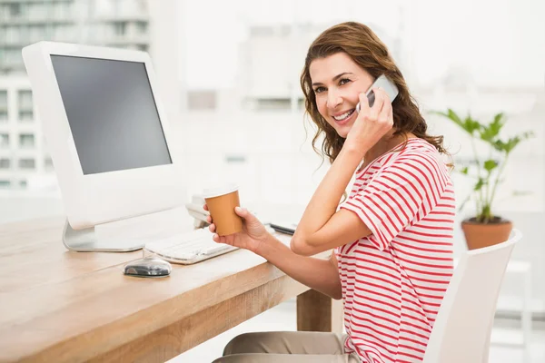 Casual zakenvrouw hebben een telefoongesprek — Stockfoto