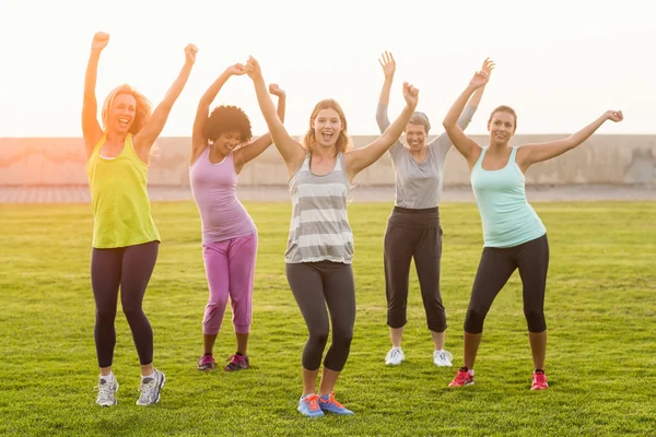 Fitnesz-órákon ruhában táncoló nők — Stock Fotó