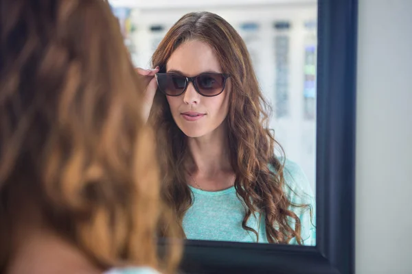 Nő vásárol napszemüveget — Stock Fotó