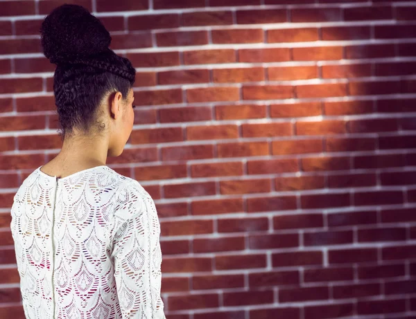 Mujer mirando la pared — Foto de Stock