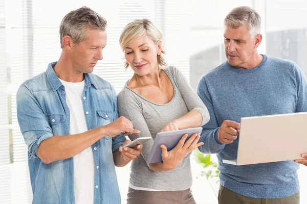 Collega's met behulp van elektronische apparaten — Stockfoto