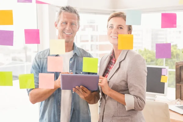 Colleghi di lavoro con tablet — Foto Stock