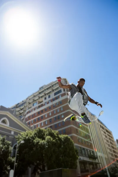 Uomo atletico che fa parkour — Foto Stock