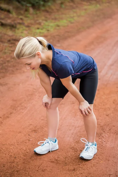 Stanco atletica bionda riposo — Foto Stock