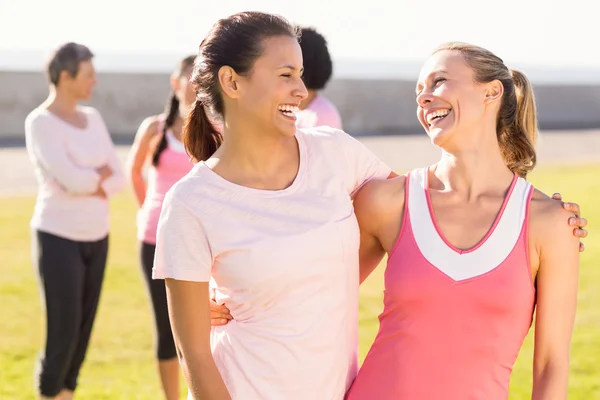 Nők visel rózsaszín breast cancer — Stock Fotó