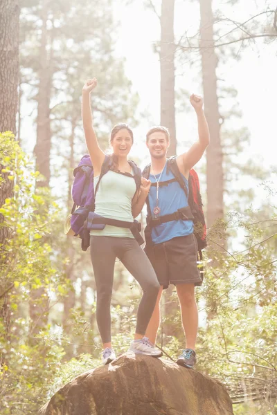 Felices excursionistas animando — Foto de Stock