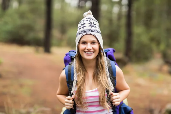 Joven excursionista feliz — Foto de Stock